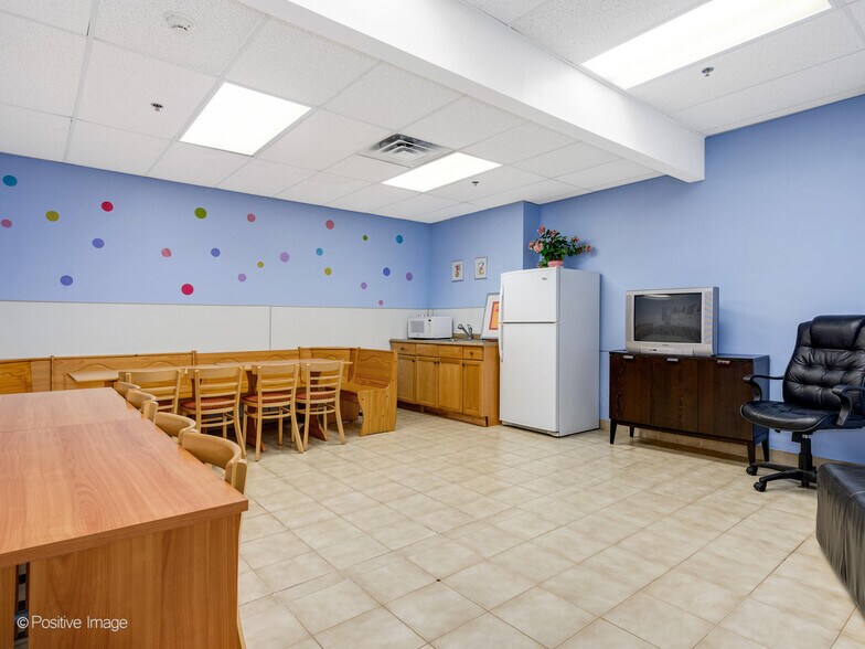 More Photos Of 2109-2119 Green Bay Rd, Highland Park Storefront Retail Residential For Sale