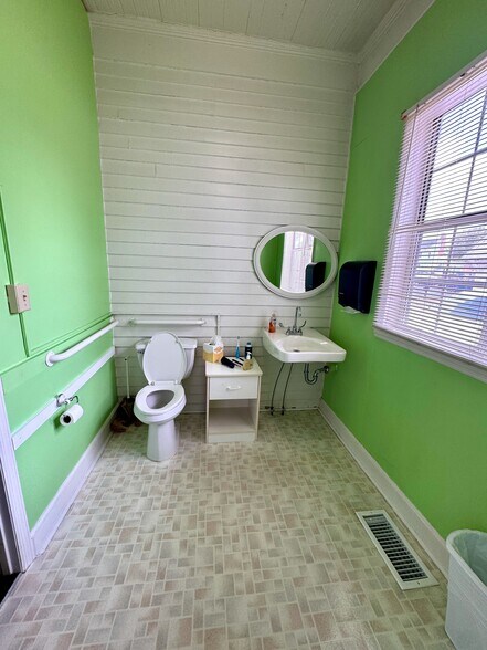 More Photos Of 424 Green St, Gainesville Office Residential For Sale