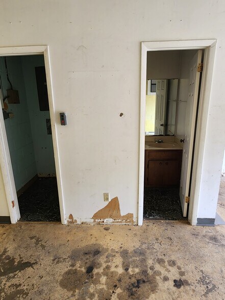 More Photos Of 2632 Spruce St, Montgomery Self Storage For Lease