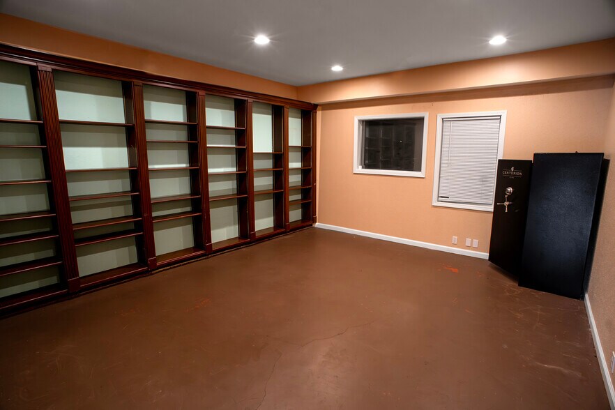 More Photos Of 910 Brenda St, Houston Warehouse For Sale