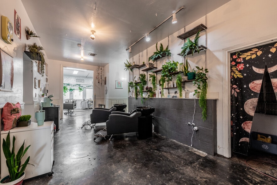 More Photos Of 250 W Olmos Dr, San Antonio Storefront Retail Office For Lease