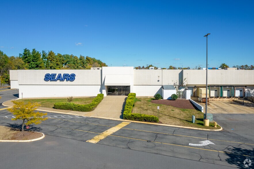 More Photos Of 8200 Sudley Rd, Manassas Department Store For Lease