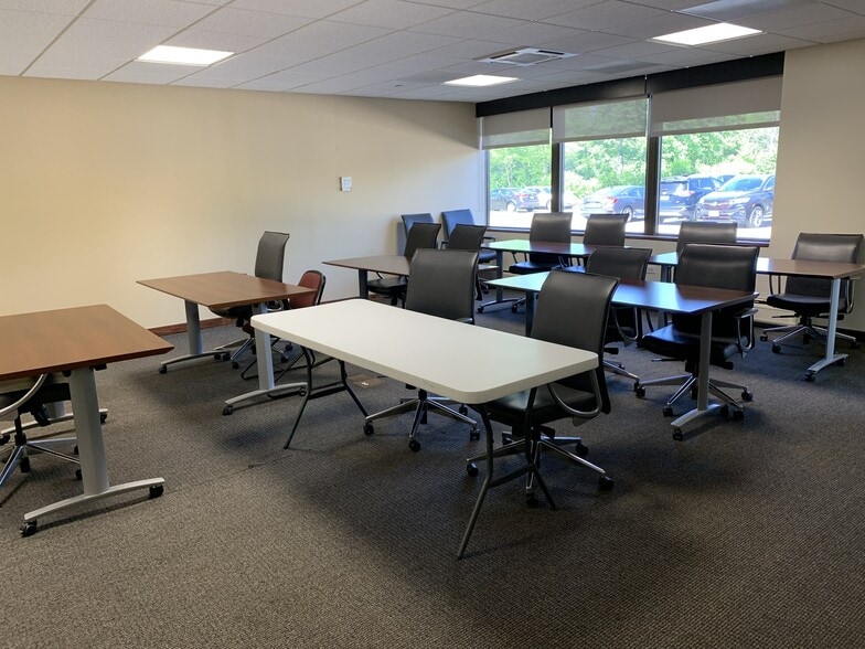 More Photos Of 2100 Clearwater Dr, Oak Brook Medical For Lease