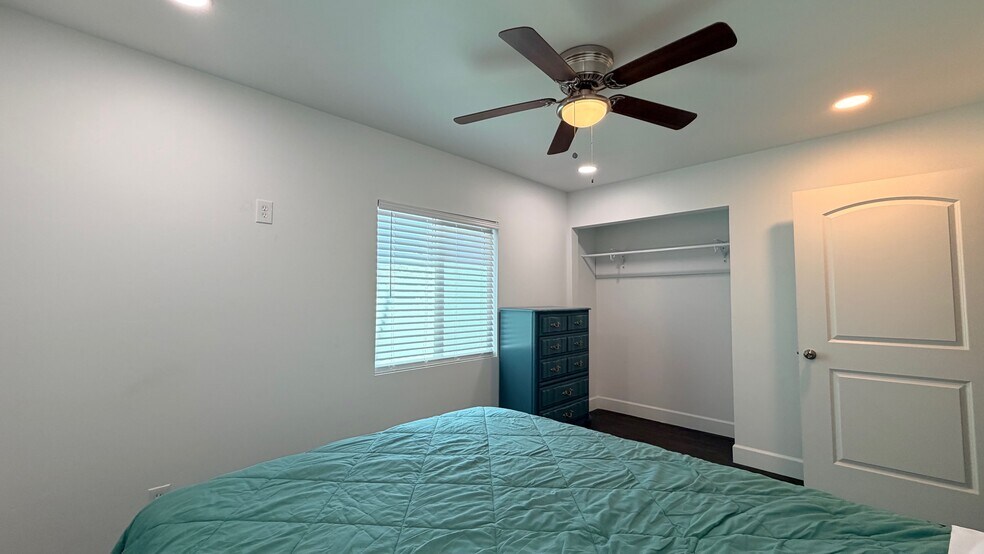 More Photos Of 1012 E Mineral King Ave, Visalia Flex For Sale