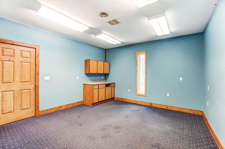 More Photos Of 20660 W Bowling Green Road, Weston Auto Repair For Lease