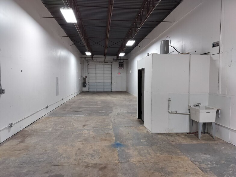 More Photos Of 7112 NW Melrose Ln, Oklahoma City Manufacturing For Lease