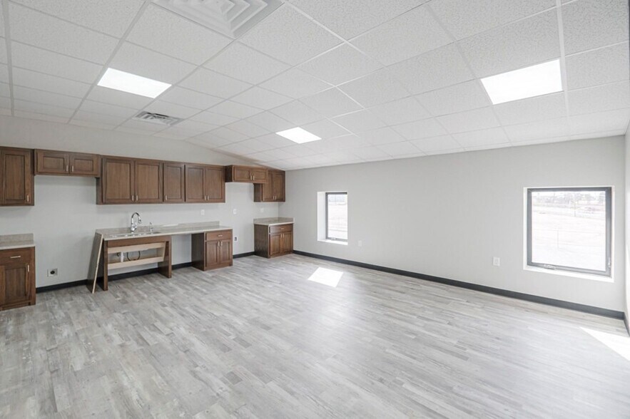More Photos Of 5261 W Murphy St, Odessa Industrial For Lease