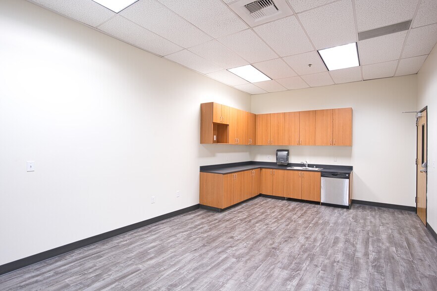 More Photos Of 8226 S 208th St, Kent Unknown For Lease