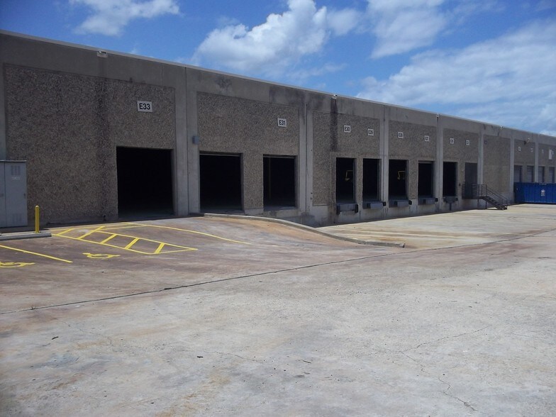 More Photos Of 10200 McKalla Pl, Austin Distribution For Lease