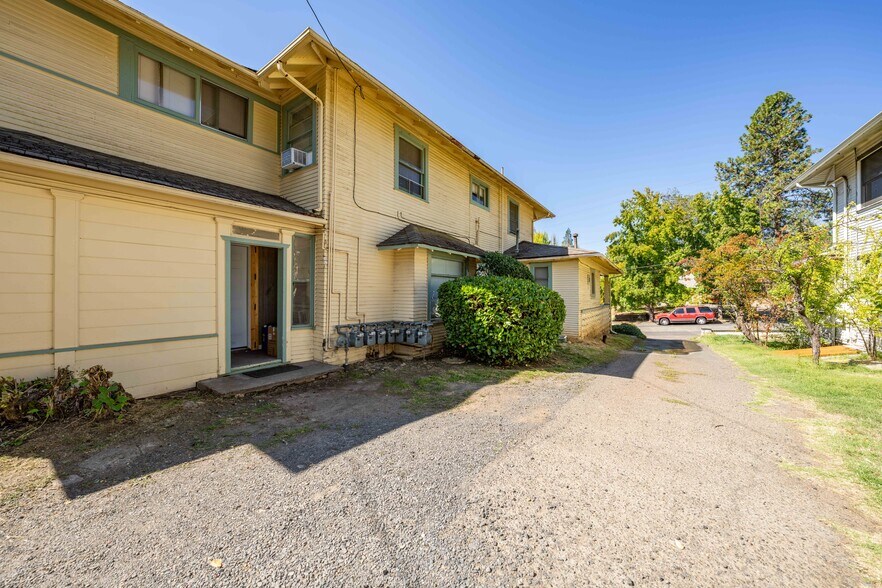 More Photos Of 807 NW 5th St, Grants Pass Apartments For Sale