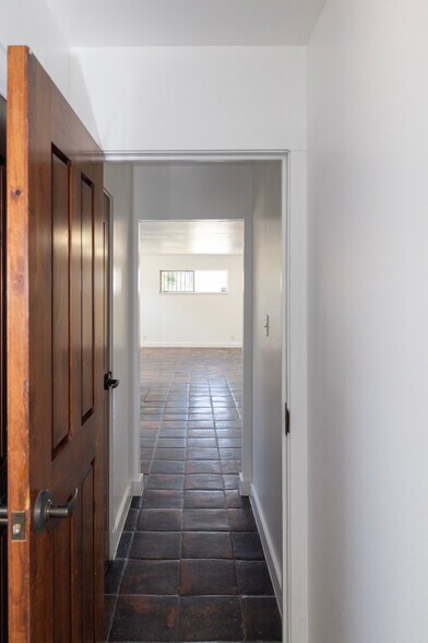 More Photos Of 307-311 Lombrano St, San Antonio Warehouse For Sale