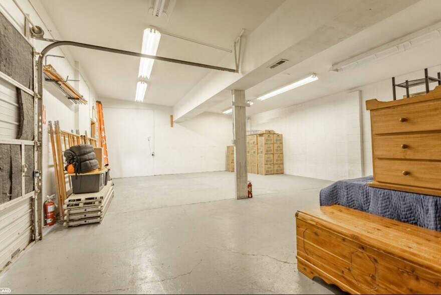 More Photos Of 219 & 303 W Chase st, Springfield Light Distribution For Lease