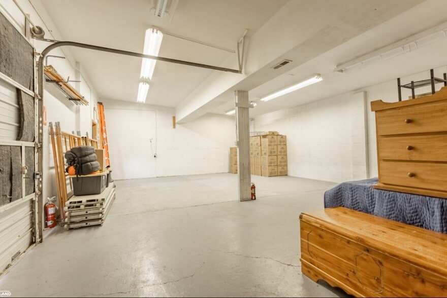 More Photos Of 219 & 303 W Chase st, Springfield Light Distribution For Lease