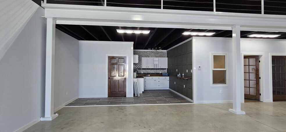 More Photos Of 13021 Harmon Rd, Fort Worth Flex For Lease