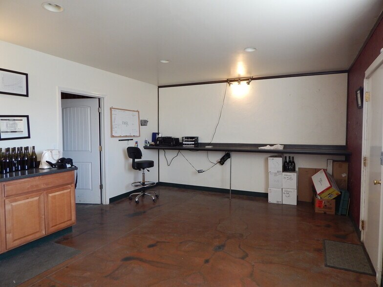 More Photos Of 707 Hess Ln, Roseburg Warehouse For Lease