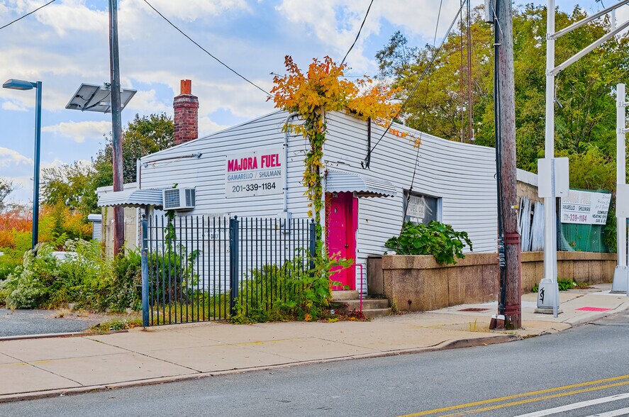 More Photos Of 256 Kennedy Blvd, Bayonne Industrial For Lease