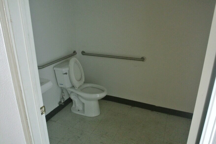 More Photos Of 2301 E Central Texas Expressway, Killeen Storefront For Lease