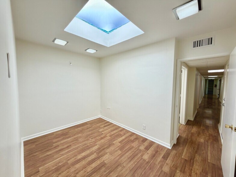More Photos Of 15216 Vanowen St, Van Nuys Medical For Lease