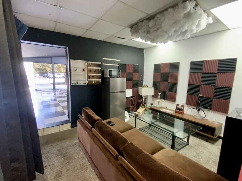 More Photos Of 15551 W Dixie Hwy, North Miami Beach Auto Dealership For Lease