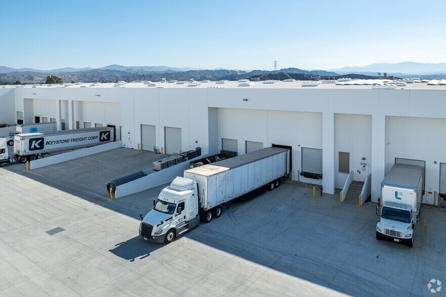 More Photos Of 29025-29055 Avenue Paine, Valencia Warehouse For Lease