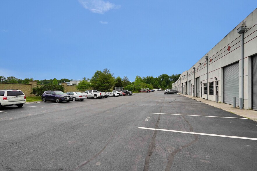More Photos Of 9201-9373 Mike Garcia Dr, Manassas Warehouse For Lease
