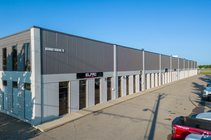 More Photos Of 1925 39th Ave NE, Calgary Showroom For Lease