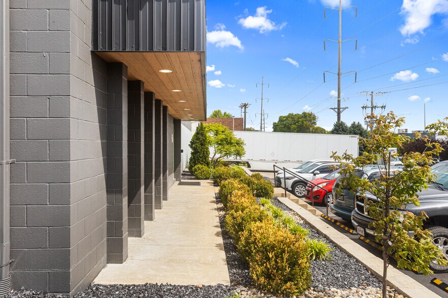 More Photos Of 707 SW 10th St, Blue Springs Warehouse For Sale
