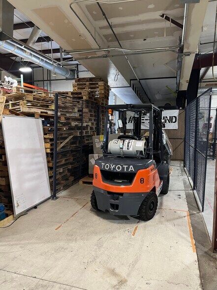 More Photos Of 1657 N State St, Lehi Manufacturing For Lease