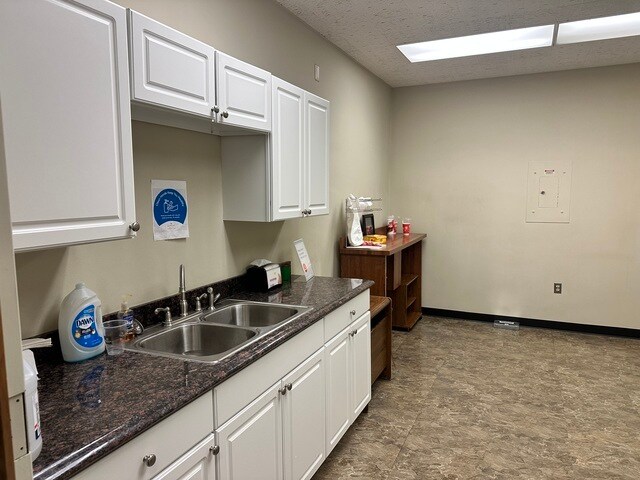 More Photos Of 6 Dearborn Sq, Kankakee Office For Sale