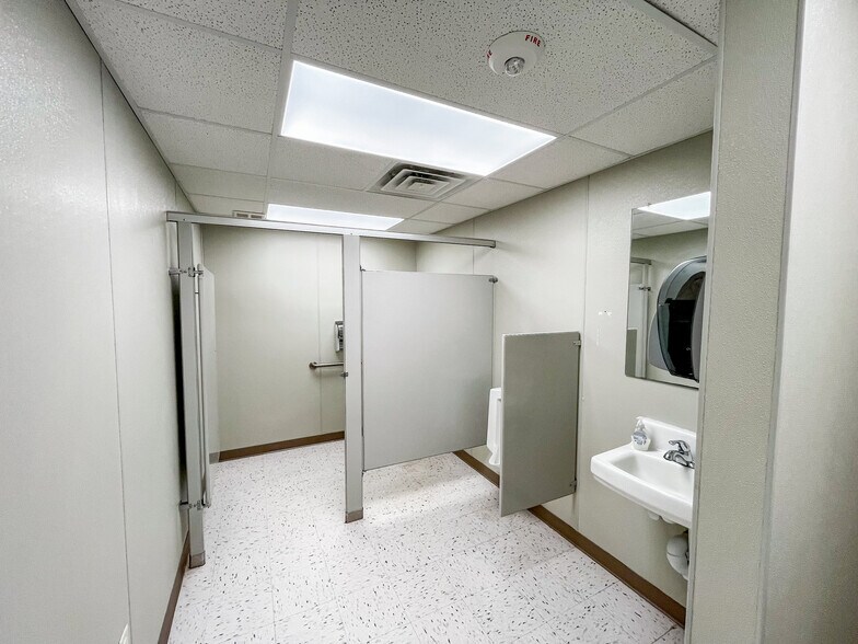 More Photos Of 906 S Highway 285, Pecos Warehouse For Sale