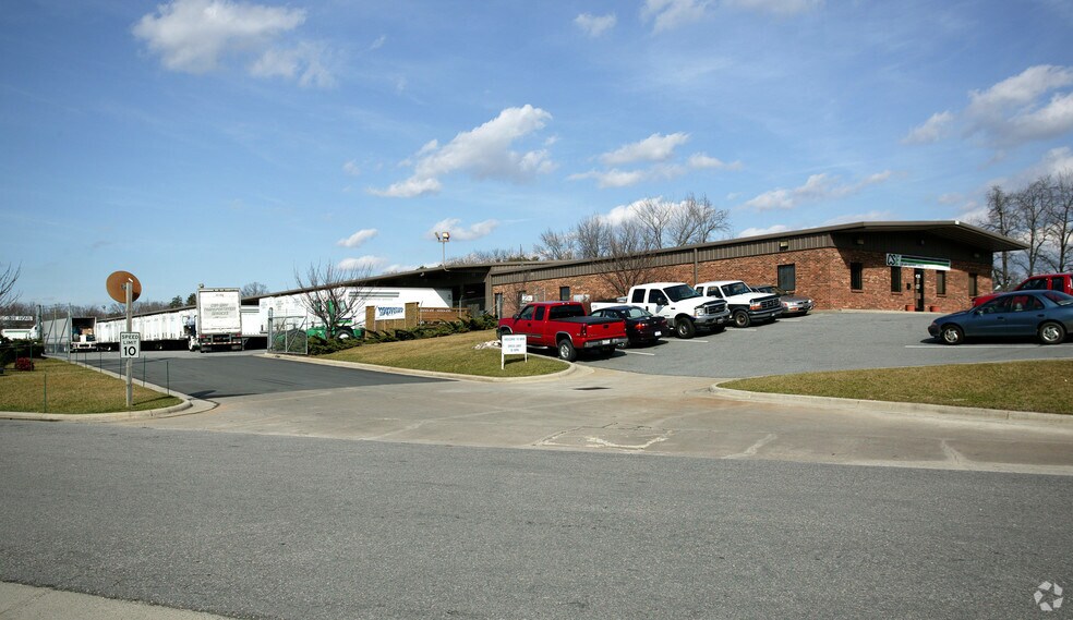 More Photos Of 438 W Bodenhamer St, Kernersville Truck Terminal For Lease