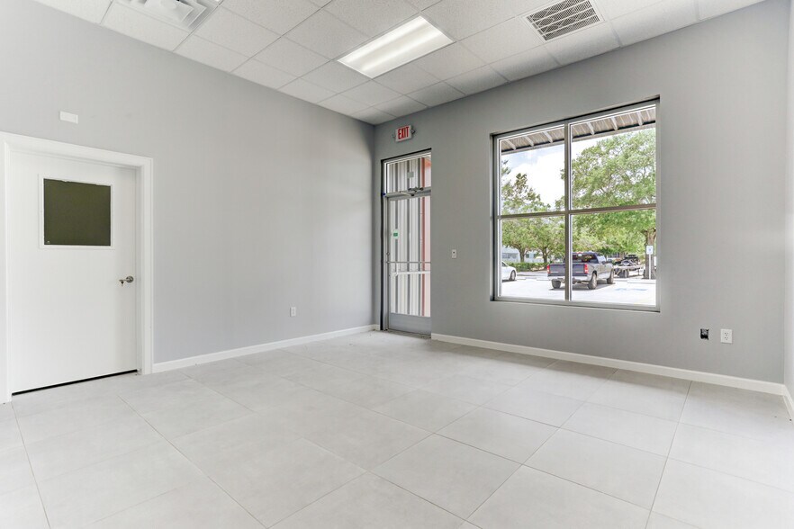 More Photos Of 8990 Parkwest Dr, Houston Showroom For Lease