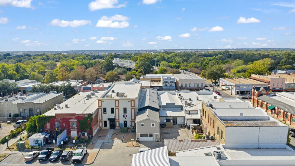 More Photos Of 925 Main St, Bastrop Office Residential For Sale