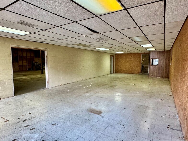 More Photos Of 868 State Route 3 and 12, Hinton Flex For Sale