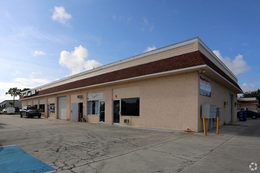 More Photos Of 1592 SE Village Green Dr, Port Saint Lucie Warehouse For Lease