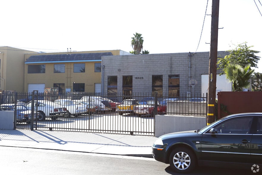 Primary Photo Of 18428 Bryant St, Northridge Warehouse For Lease