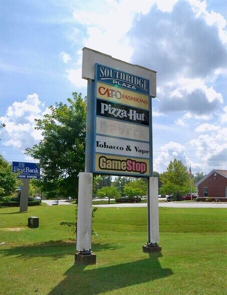 More Photos Of 2095-2103 S Highland Ave, Jackson Storefront Retail Office For Lease