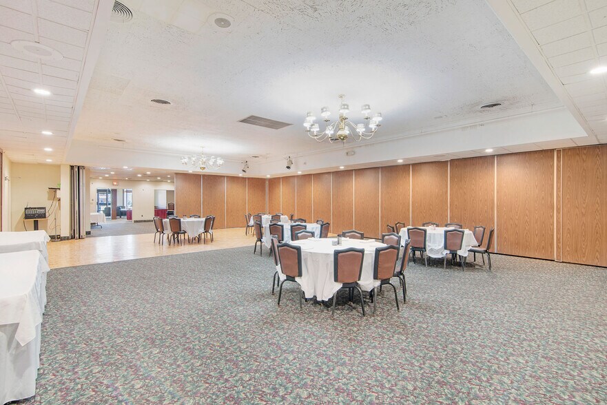 More Photos Of 604 N McEwan St, Clare Hotel For Sale