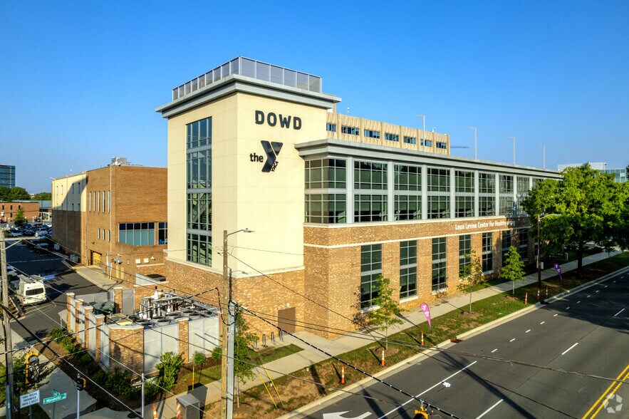 More Photos Of 400 E Morehead St, Charlotte Office For Lease