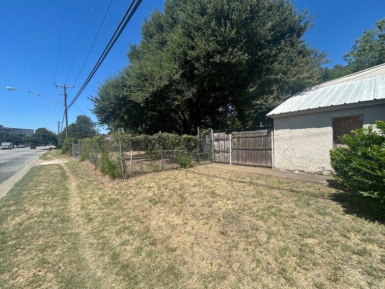 More Photos Of 200 N Beach St, Fort Worth Office For Sale