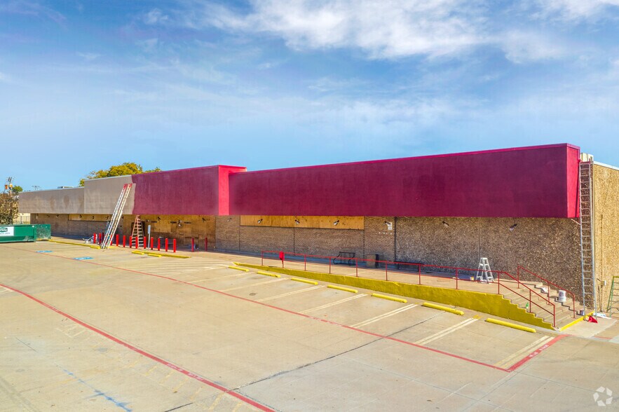 Primary Photo Of 4202 Pioneer Rd, Balch Springs Supermarket For Lease