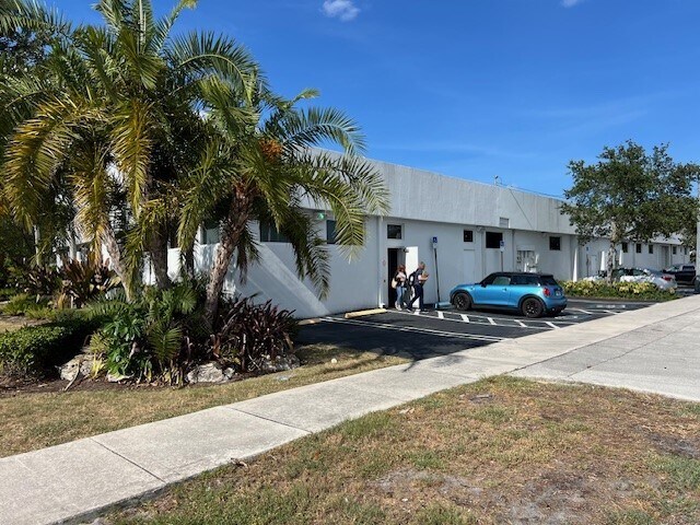 More Photos Of 912-915 S Dixie Hwy E, Pompano Beach, Pompano Beach Manufacturing For Lease
