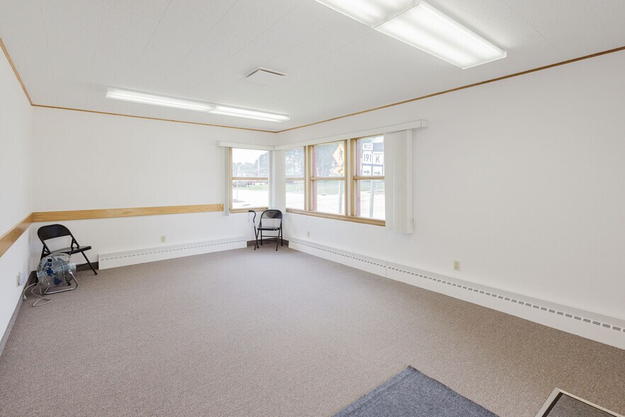 More Photos Of 506 Main St, Hollandale Office For Sale