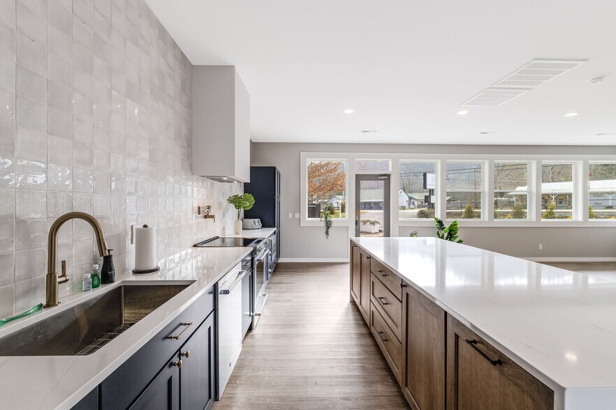 More Photos Of 4102 Soco Rd, Maggie Valley Hotel For Sale