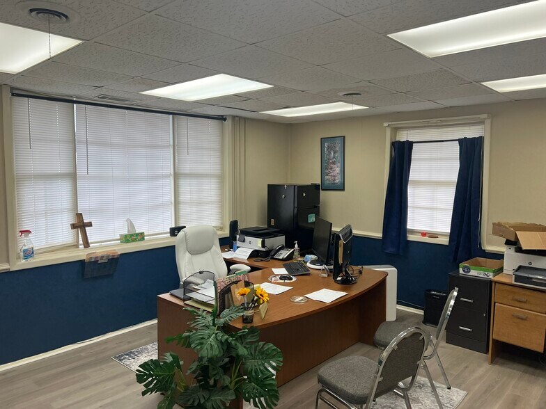 More Photos Of 647 Main St, Thomson Flex For Sale