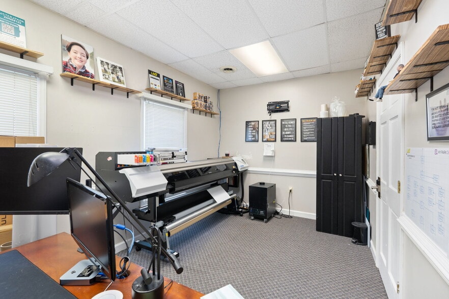 More Photos Of 1919 Boulevard St, Greensboro Office For Sale
