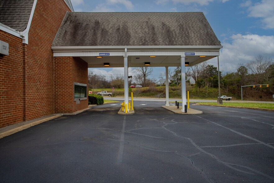 More Photos Of 3651 Greensboro Rd, Ridgeway Bank For Lease