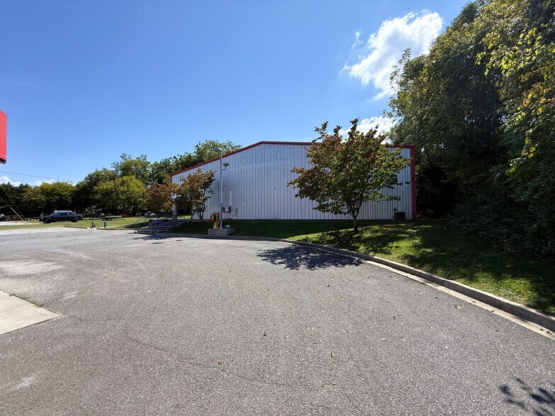 More Photos Of 861 25 70 Hwy, Newport Specialty For Sale