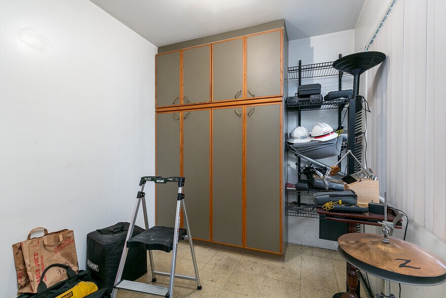 More Photos Of 1550 Victory Blvd, Glendale Office For Sale