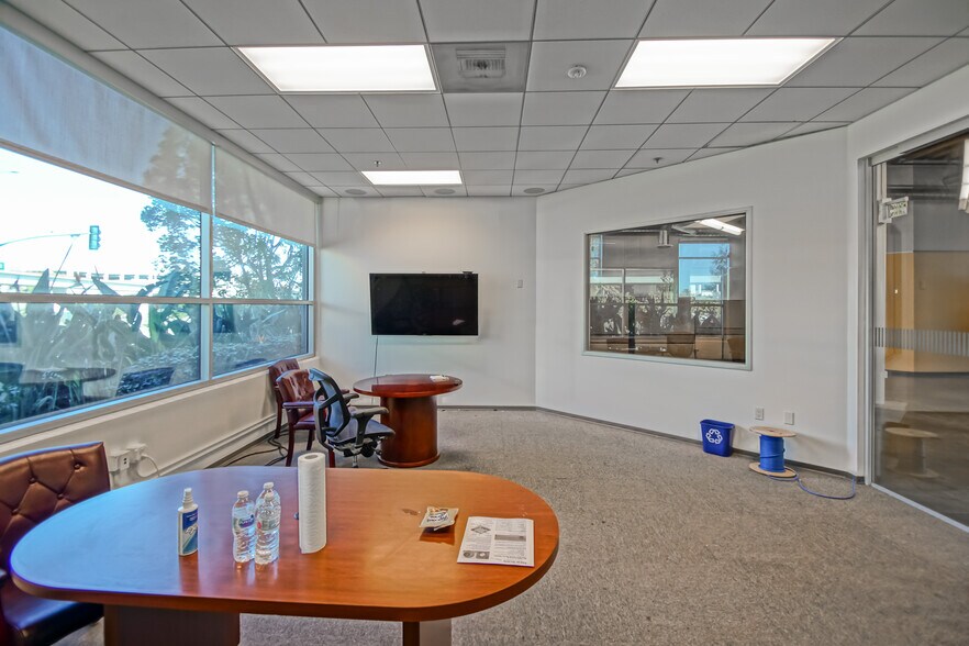 More Photos Of 887-889 N Douglas St, El Segundo Loft Creative Space For Lease